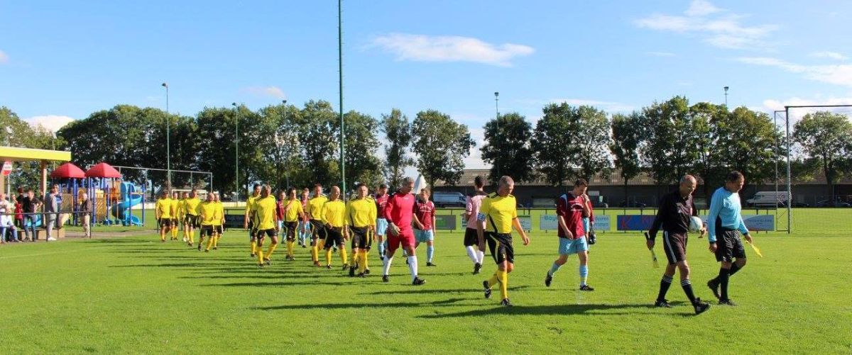 Maaskantse Boys betreden het voetbalveld tijdens 75 uur voetballen 2019