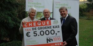 drie personen met 5000 euro cheque voor de Groene Kas