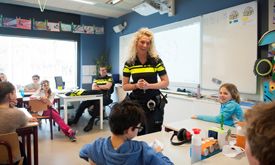 politieagenten geven les op basisschool
