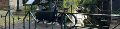 elektrische fiets urban arrow staat vastgeketend aan brug
