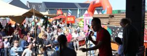band speelt tijdens Huisweid festival in Warmenhuizen
