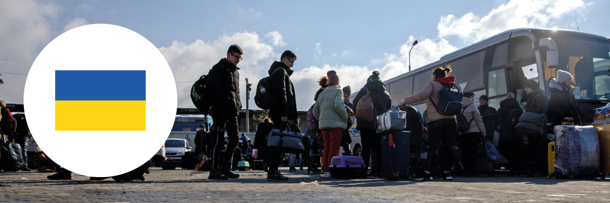 Oekraïnse vluchtelingen stappen op de bus