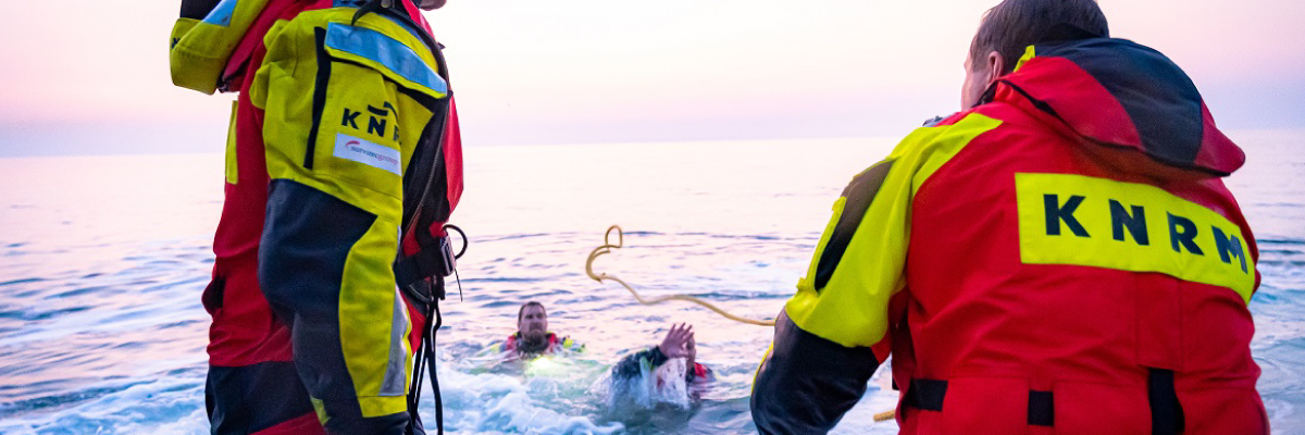 reddingteam knrm redt mensen op zee