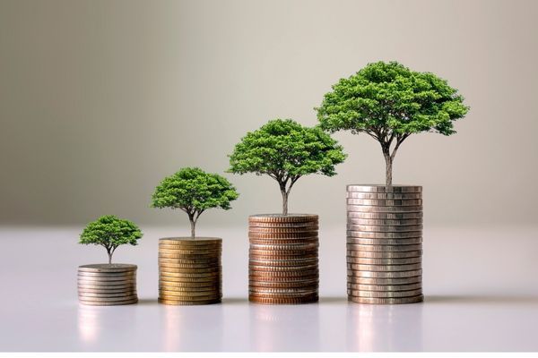 Zon komt op vanachter de aarde