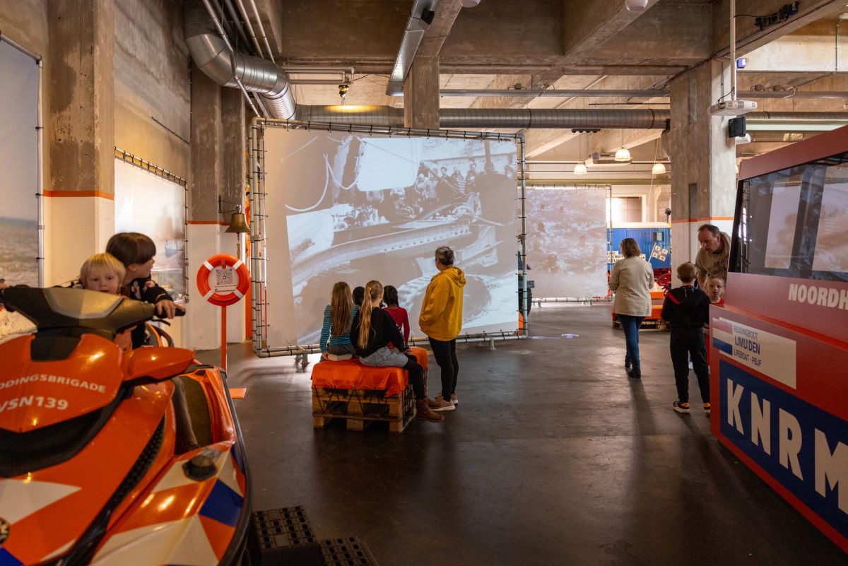 kinderen wijzen tas aan in het nationaal reddingmuseum
