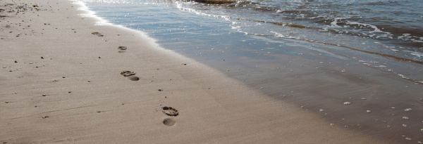 voetstappen op het strand