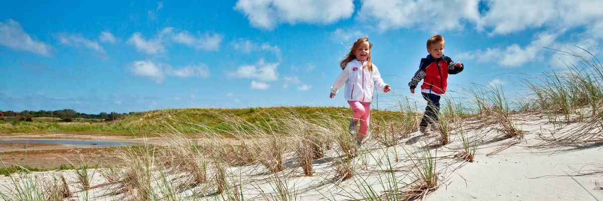 twee kinderen in de duinen van Landschap Noord-Holland