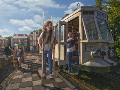 meisje op stelten in openluchtmuseum