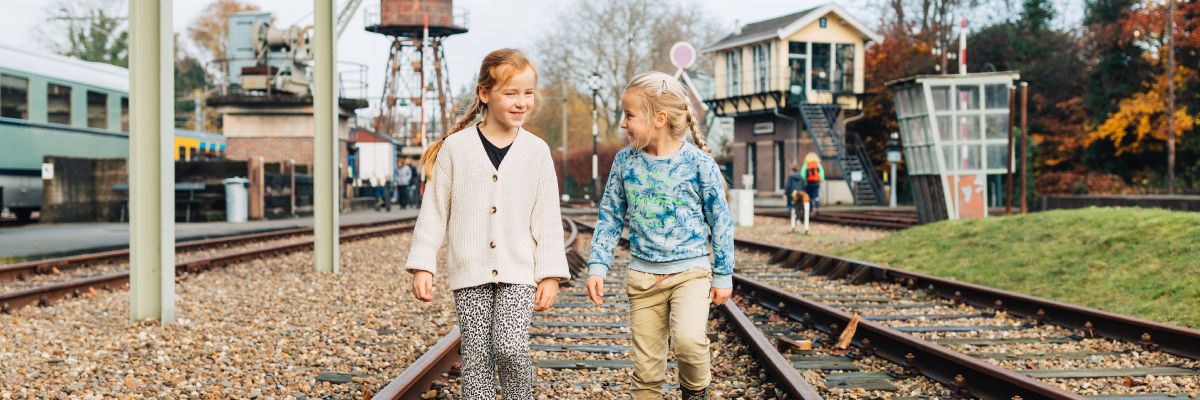 twee meisjes op het spoor in het Spoorwegmuseum
