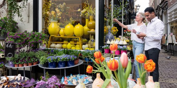 twee personen bij een bloemenwinkel tijdens een citytrip door Alkmaar