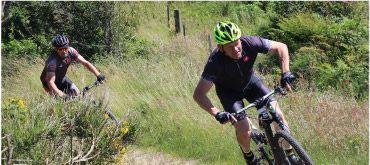 mountainbikers op bospaadje