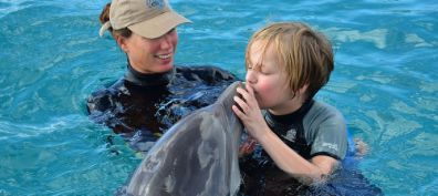 kind kust dolfijn samen met instructeur
