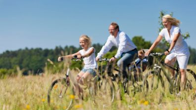 gezin fietst door graslandschap