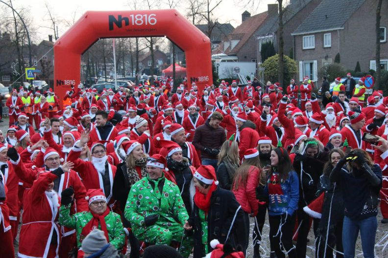 personen in kerstmannenpak tijdens kerstpakken parkoers 2019