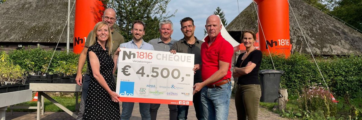 groep personen houdt cheque met € 4500,- in de hand