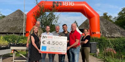 groep personen houdt cheque met € 4500,- in de hand