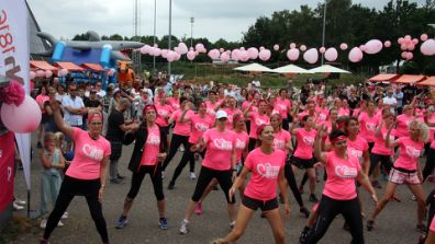 dames in roze t shirts in actie tijdens opgeven is geen optie run 2018