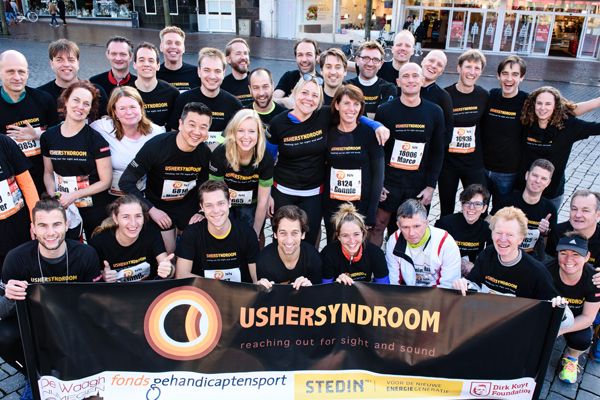groep mensen met spandoek ushersyndroom