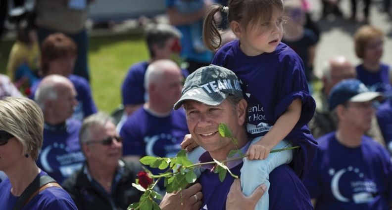 man met kind op schouder na SamenLoop voor Hoop 2019