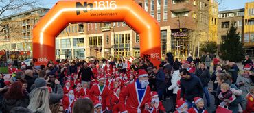 personen tijdens santa run heerhugowaard