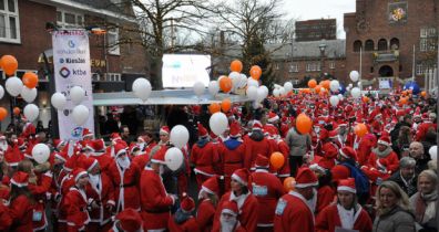 mensen in kerstmannenpak tijdens Santa Run Waalwijk 2017