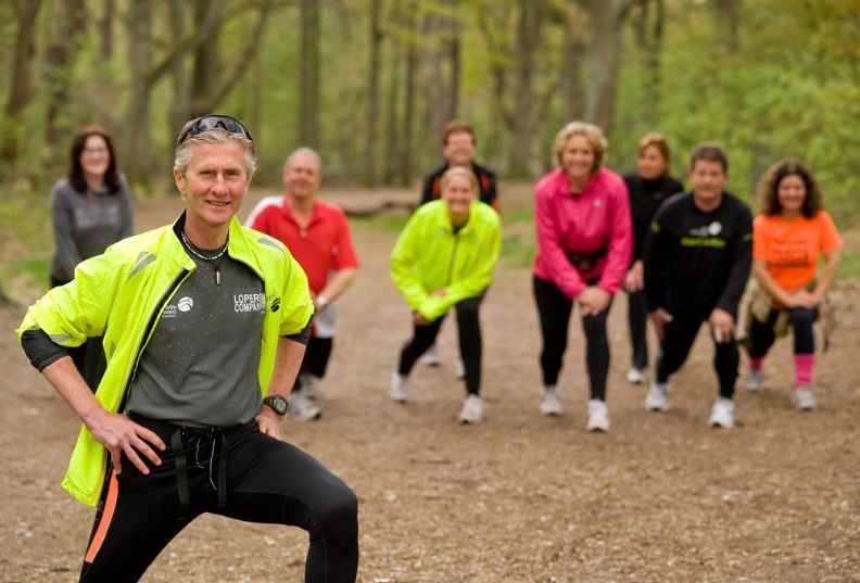 mensen doen rek en strekoefeningen voor de sponsorloop Parunashia