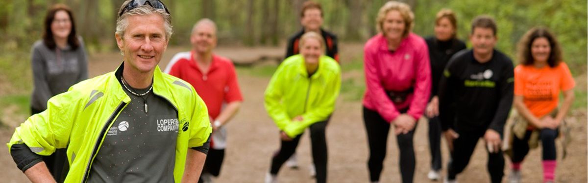 personen doen warming up voor sponsorloop Parunashia