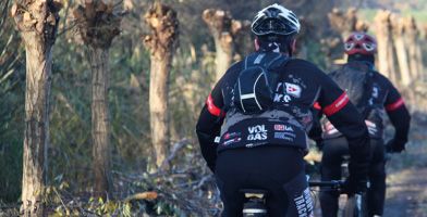 twee mountainbikers in het bos