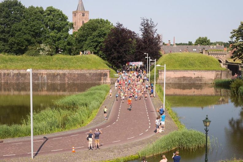 wandelende mensen tijdens Wallenloop Naarden