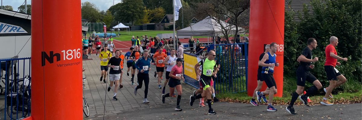 groep mensen hardlopen tijdens dijkloop 2022