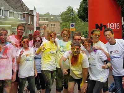 groep personen in Nh1816 kleding tijdens goede doelen project