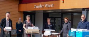 personen met presentje voor Zuyder Waert