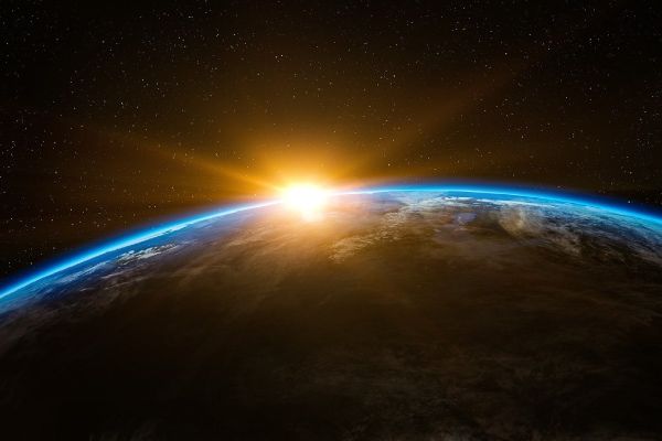 afbeelding van de aarde in het heelal