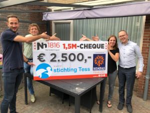 Cheque overhandiging Van Kompas Financiën voor Stichting Tess
