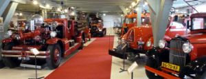 Antieke brandweerwagens in Brandweermuseum