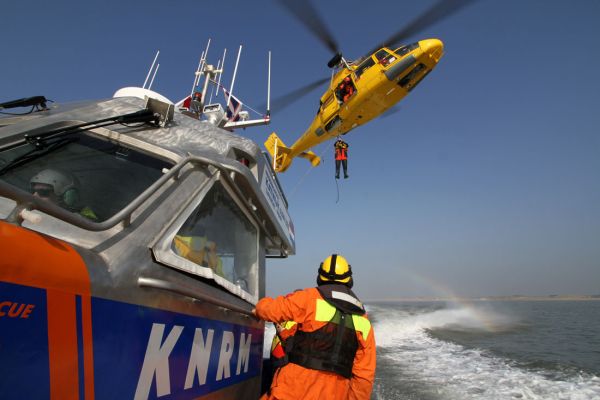 KNRM in actie met helicopter en reddingsboot