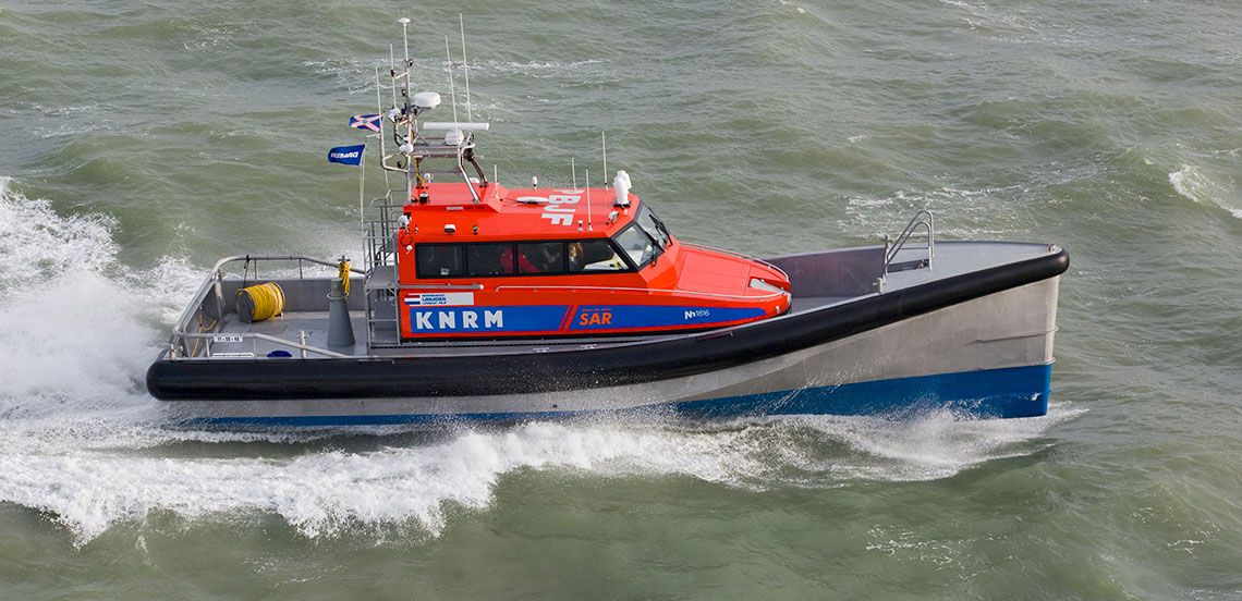Reddingsboot KNRM in zee in actie