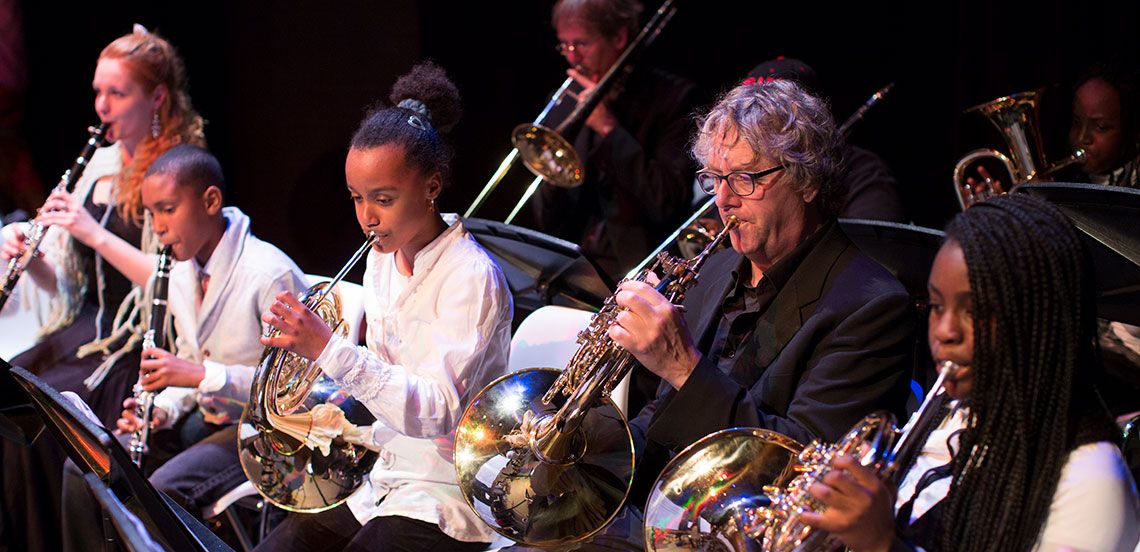 stichting Leerorkest speelt op blaasinstrumenten