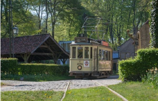 tram rijdt in het Openluchtmuseum