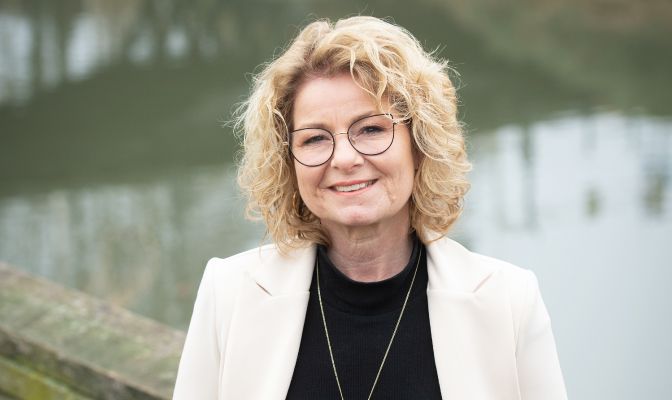 Danielle Korten op een brug nabij water