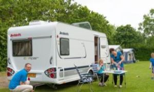 gezin op camping met caravan