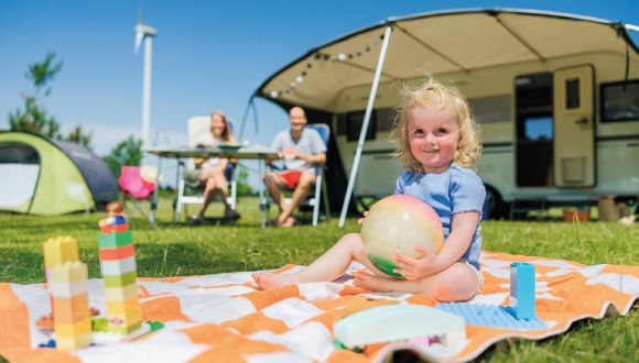 gezin op camping met caravan