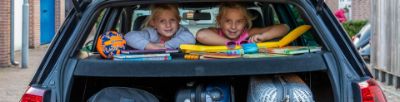 Kinderen op achterbank van auto gaan verzekerd op reis