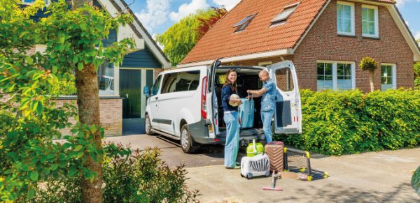 stel laadt bestelbus in voor vakantie