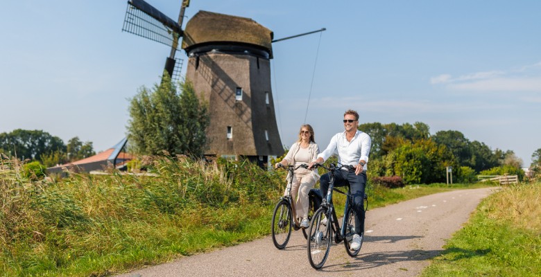 twee nh1816 verzekerden met fietsverzekering nabij molen