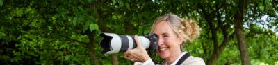 vrouw met kostbaarhedenverzekering gebruikt kostbare camera