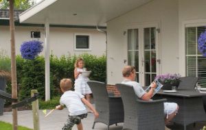 gezin op vakantie in recreatiewoning met verzekering