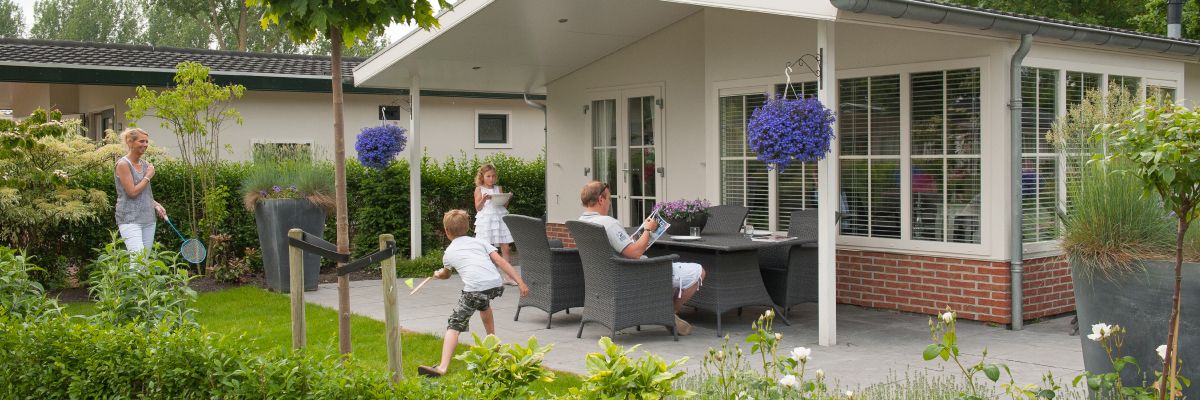 man leest boekje voor zijn recreatiewoning