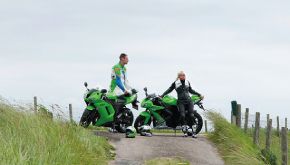 man en vrouw rijden rond op verzekerde motoren