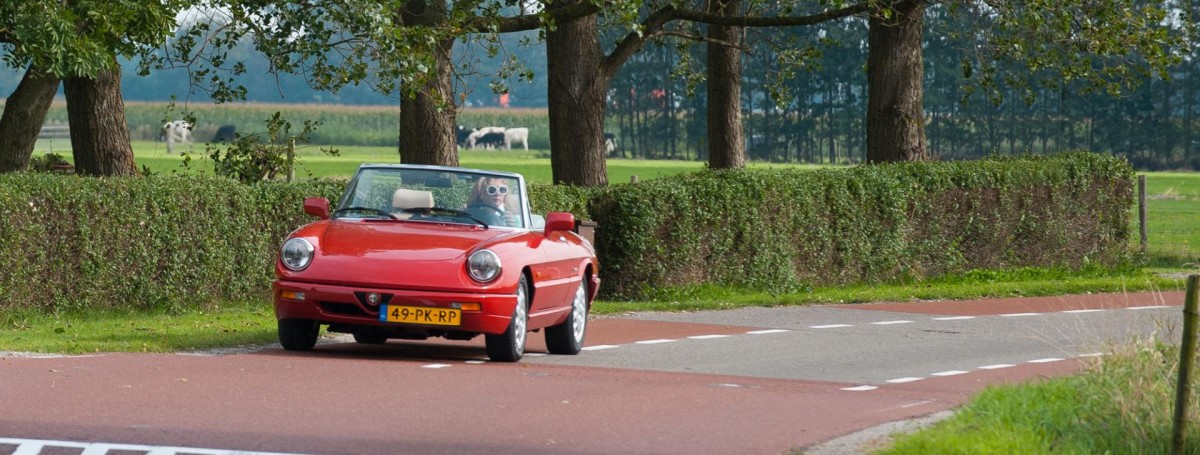 vrouw in verzekerde oldtimer